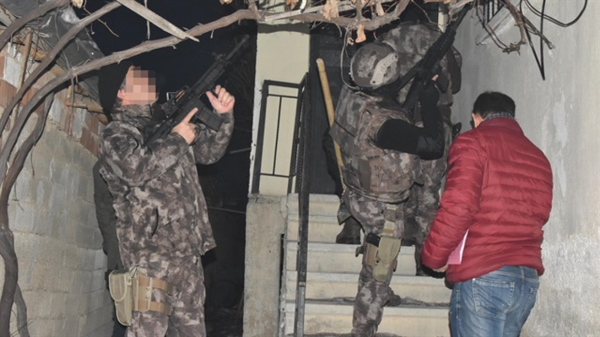 Τουρκία: 400 συλλήψεις υπόπτων για τρομοκρατία - Δείτε τους αστυνομικούς να μπουκάρουν σε σπίτια 
