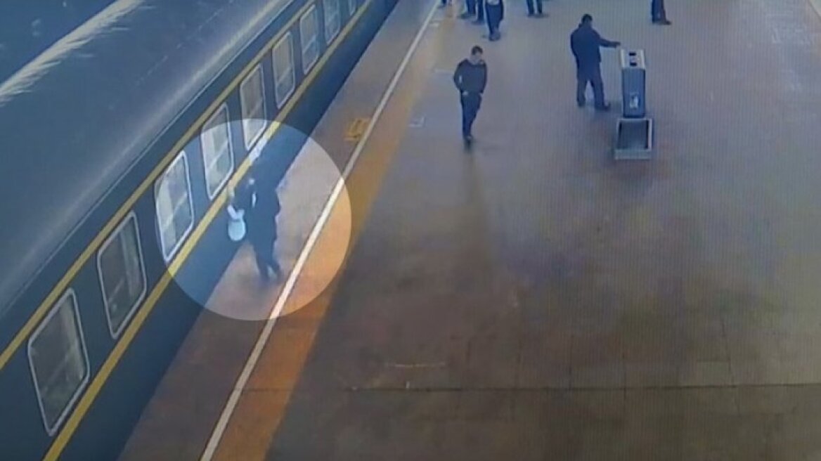 Σώθηκε από θαύμα 3χρονο κοριτσάκι που έπεσε σε ράγες του μετρό! 