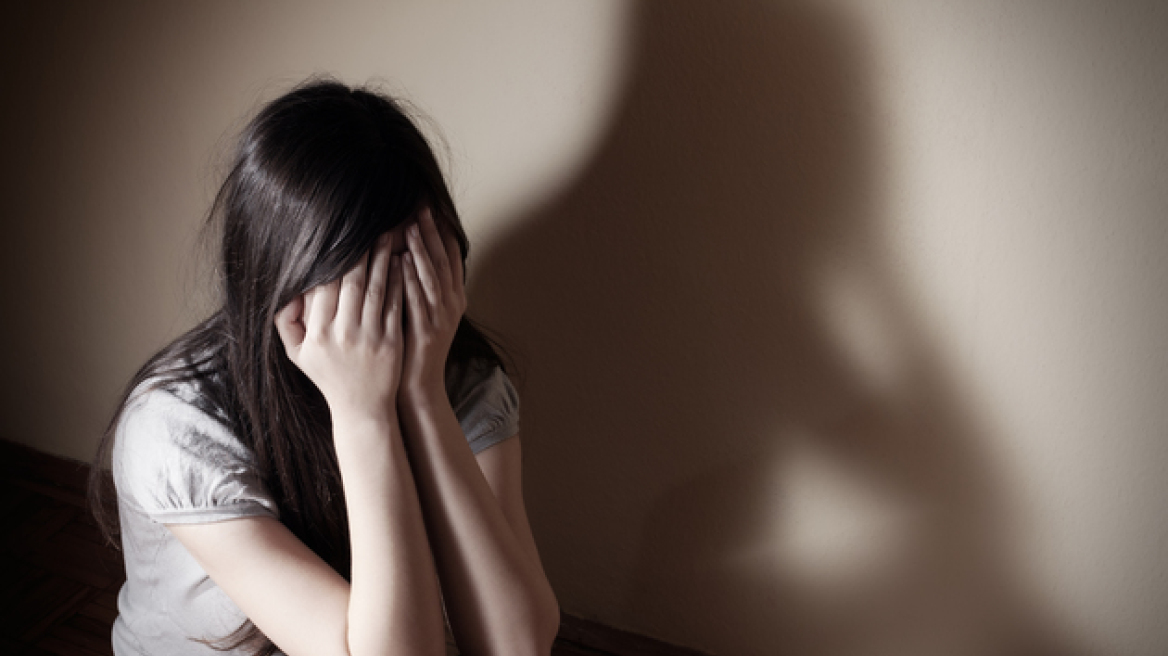 Κύπρος: Μητέρα άφηνε τους συντρόφους της να κακοποιούν σεξουαλικά την ανήλικη κόρη της