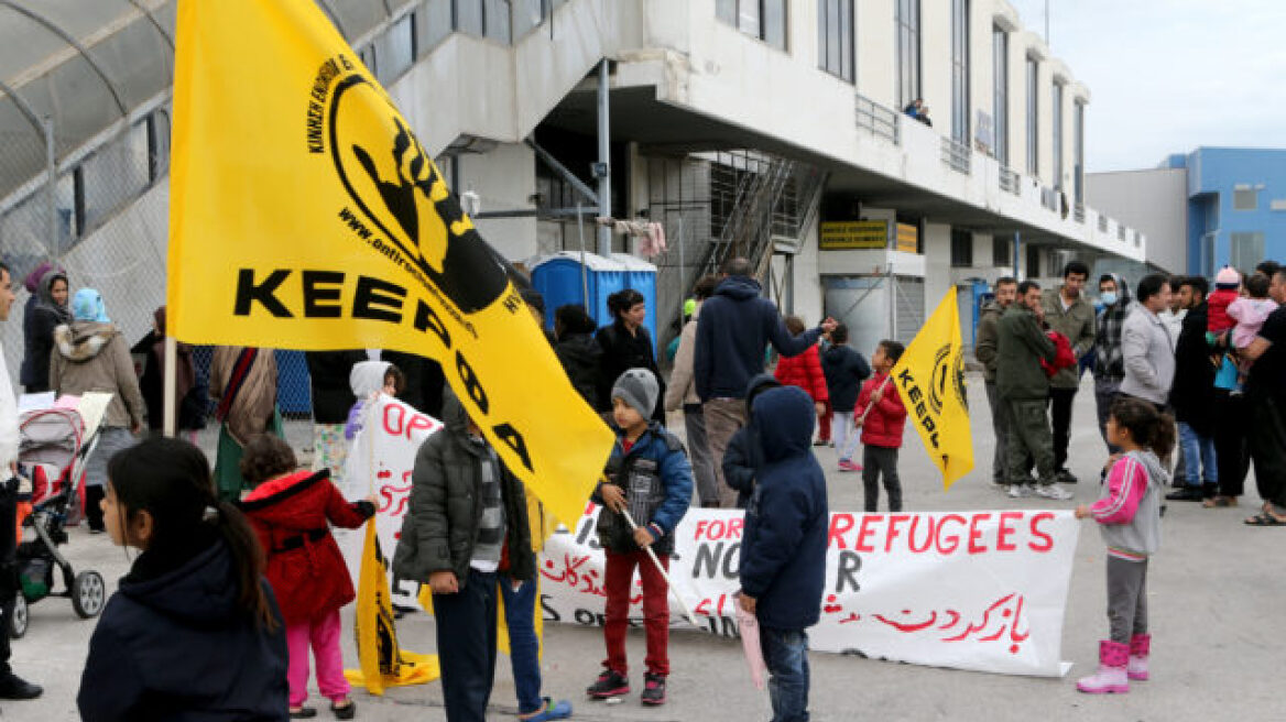 Συνεχίζουν για δεύτερη ημέρα την απεργία πείνας οι μετανάστες στο Ελληνικό - Επίσκεψη από Μουζάλα 