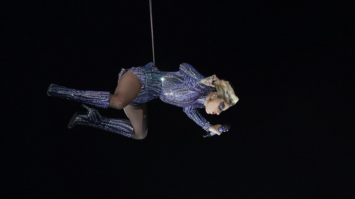 Αυτό θα πει σόου: Τα ακροβατικά της Lady Gaga στη σκηνή του Super Bowl 