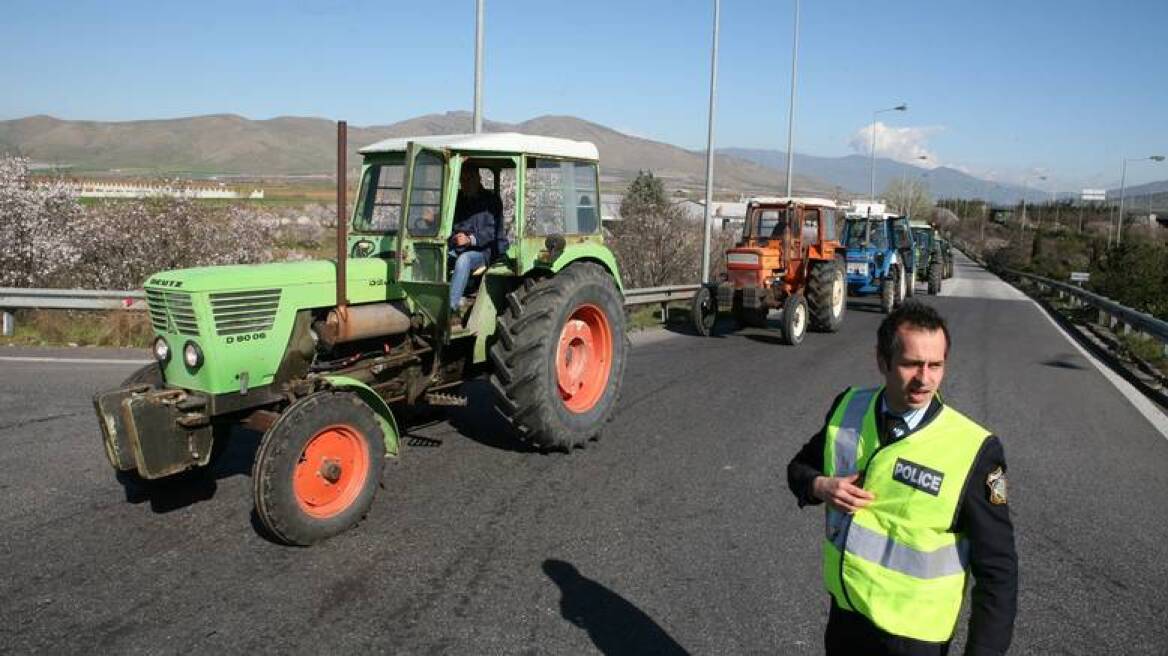 «Kόβουν» την Ελλάδα στα δύο οι αγρότες με τα μπλόκα τους