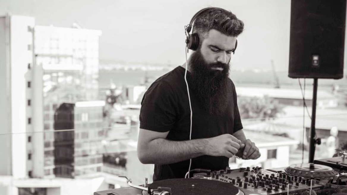 O dj Andreas Athineos μιξάρει house μουσικές στη Μυτιλήνη 