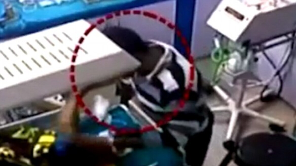 Σοκαριστικό βίντεο: Νοσηλευτής σπάει το πόδι 3χρονου παιδιού επειδή έκλαιγε