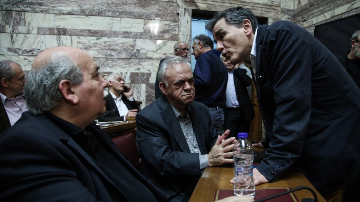 WSJ: Πολιτική σύγκρουση στο εσωτερικό του ΣΥΡΙΖΑ για τα μέτρα