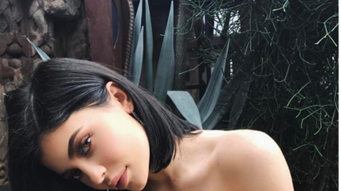 To ντεκολτέ της Kylie Jenner «κλέβει την παράσταση» στο Instagram