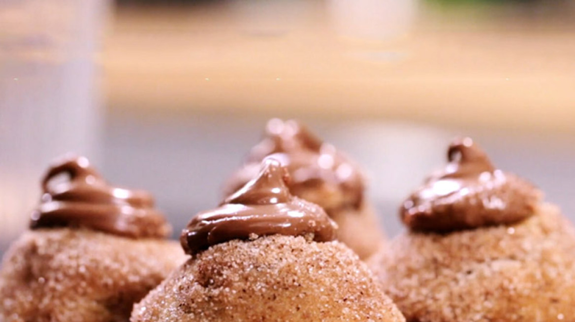 Μικρά donuts φούρνου με σοκολάτα και μπαχαρικά