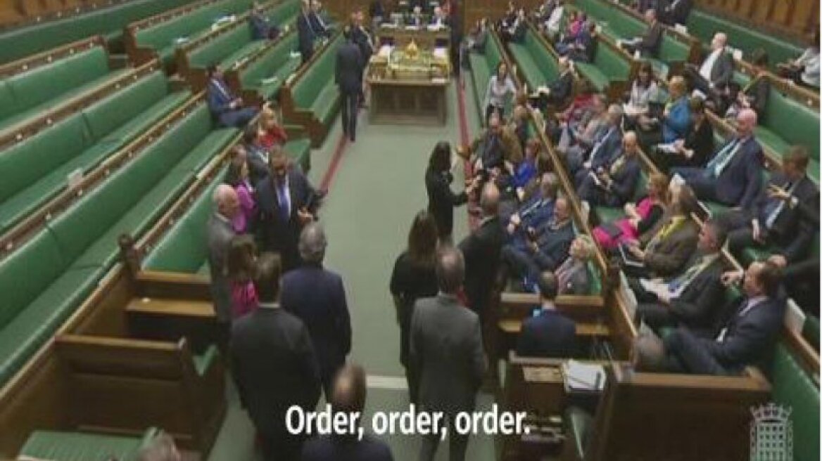 Βουλευτές τραγουδούν τον ύμνο της ΕΕ ψηφίζοντας για Brexit (vid)