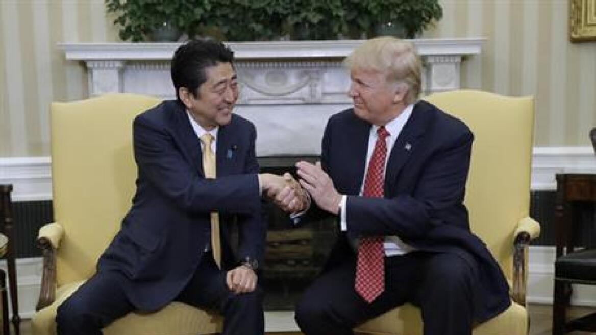 ΗΠΑ: Θερμή υποδοχή Τραμπ στον Ιάπωνα πρωθυπουργό