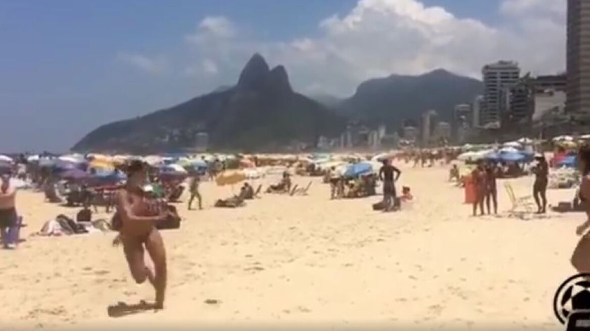 Ακόμα και με μπικίνι οι Βραζιλιάνες «χορεύουν» με τη μπάλα
