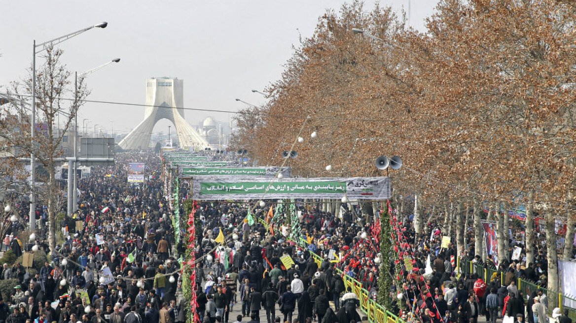 Φωνάζοντας «θάνατος στον Τραμπ» γιόρτασαν οι Ιρανοί την «ημέρα της επανάστασης»