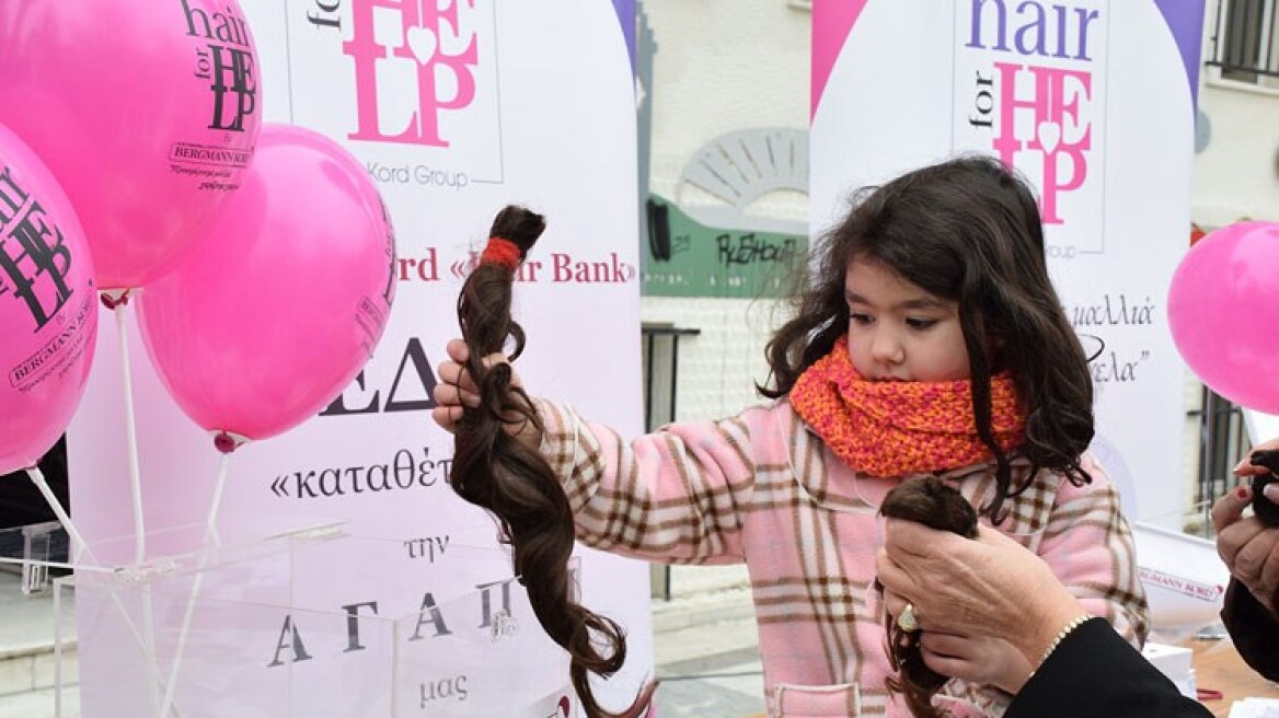 Λάρισα: Πολίτες δώρισαν τα μαλλιά τους στέλνοντας μήνυμα κατά του καρκίνου