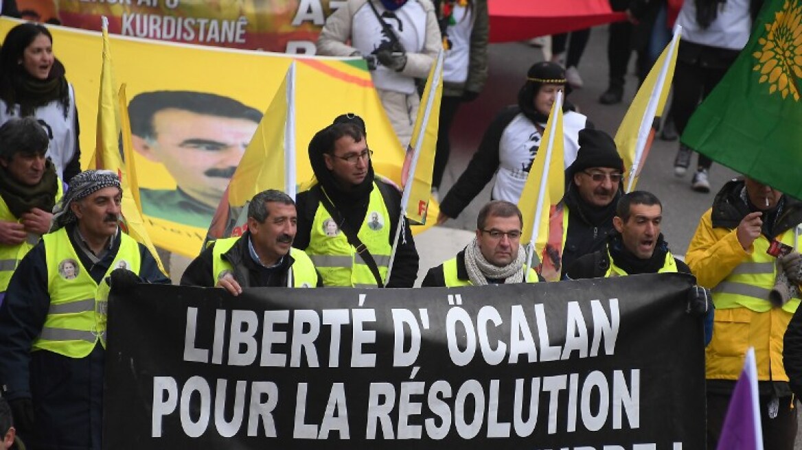 «Ελευθερία στον Οτσαλάν-Ανεξάρτητο Κουρδιστάν», φώναξαν χιλιάδες Κούρδοι στη Γαλλία