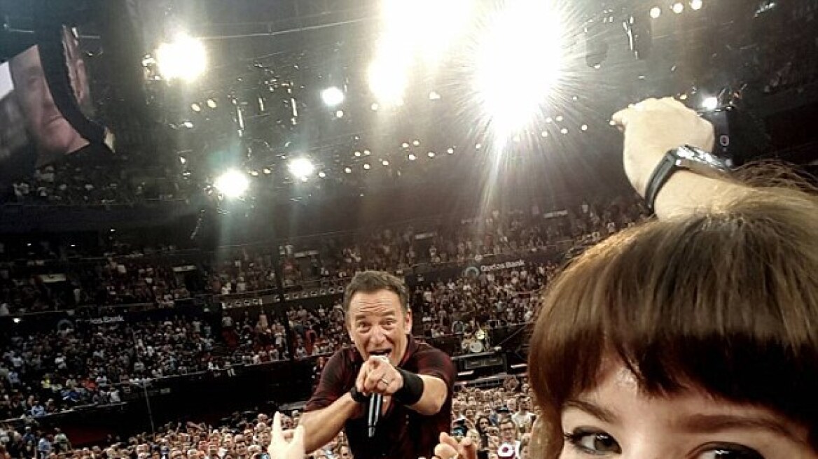 Νεαρή θαυμάστρια έβγαλε την απόλυτη selfie με τον Bruce Springsteen