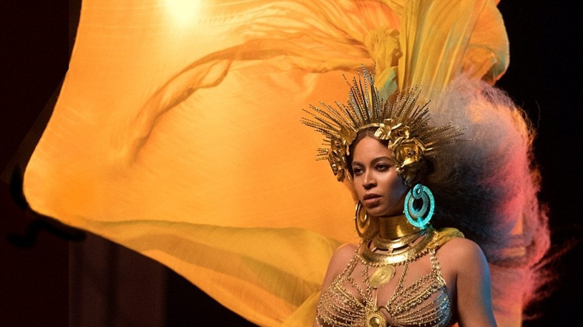 Με χρυσό μπικίνι και διαφάνεια στη σκηνή των Grammys η εγκυμονούσα Beyonce