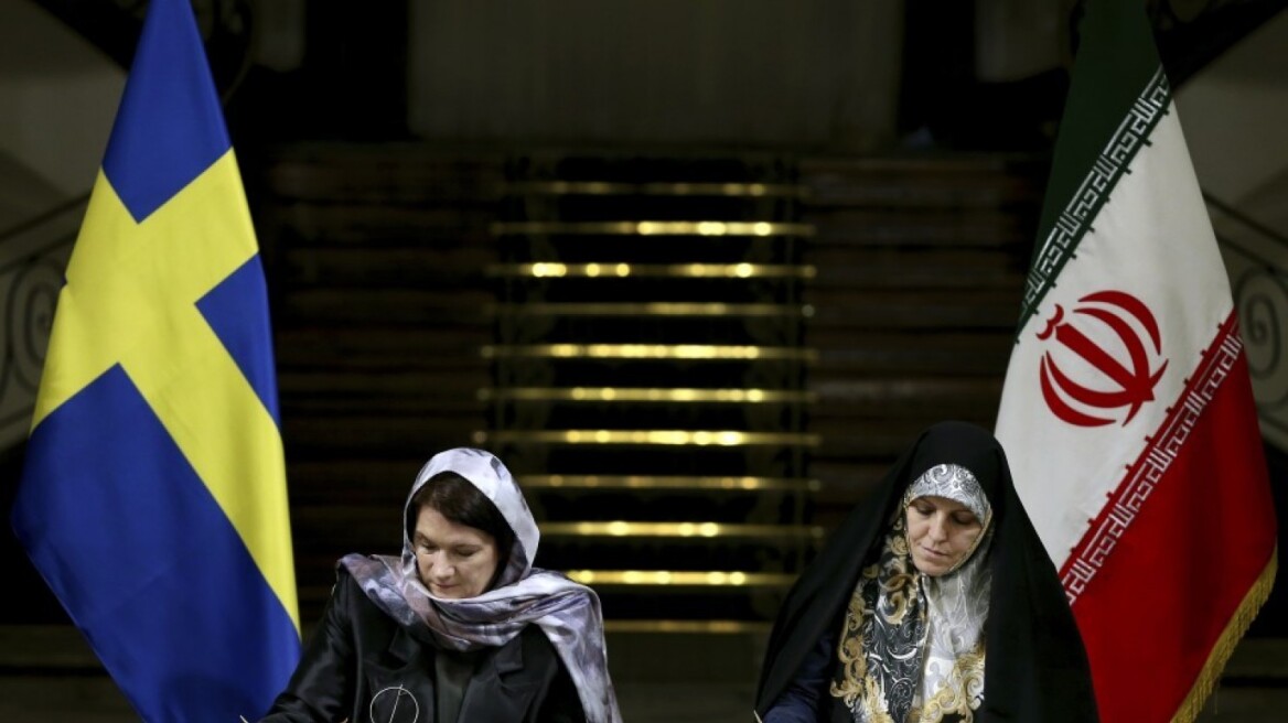 Σουηδία: Σφοδρές επικρίσεις σε υπουργό για τη μαντίλα που φόρεσε κατά την επίσκεψη στο Ιράν
