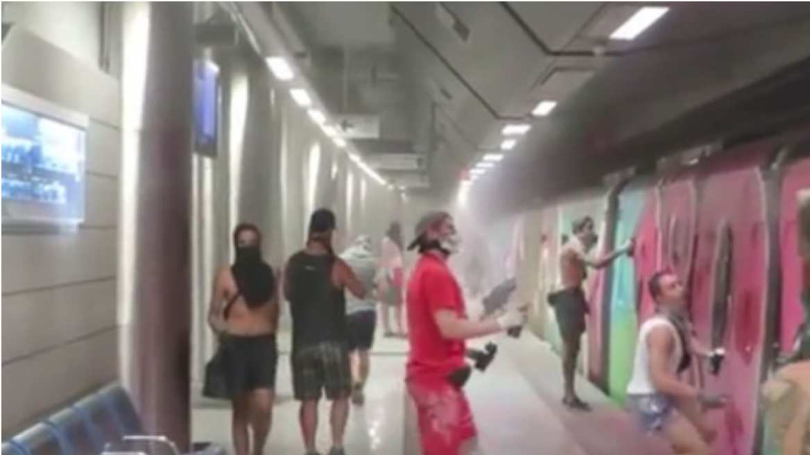 20 young Germans vandalized a subway train in Athens! (PHOTOS)