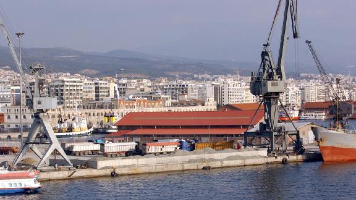 «Ασφυξία» στο λιμάνι της Θεσσαλονίκης λόγω αποκλεισμού των Ευζώνων από τους αγρότες