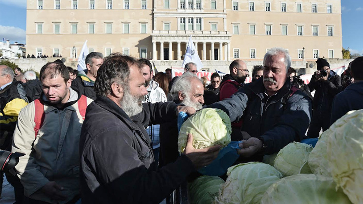 Μοιράζοντας λάχανα εμπρός από τη Βουλή ολοκληρώθηκε το Παναγροτικό συλλαλητήριο