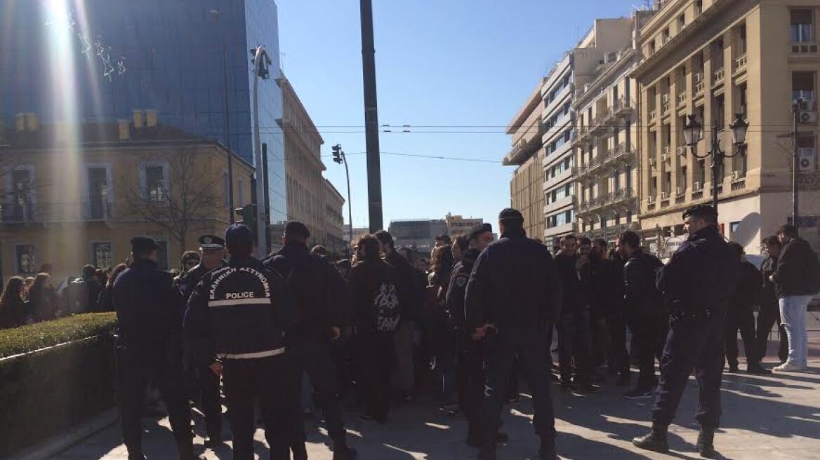 Διαμαρτυρία φοιτητών έξω από το ΕΚΠΑ ενώ ο Μοσκοβισί αναγορευόταν επίτιμος διδάκτωρ 