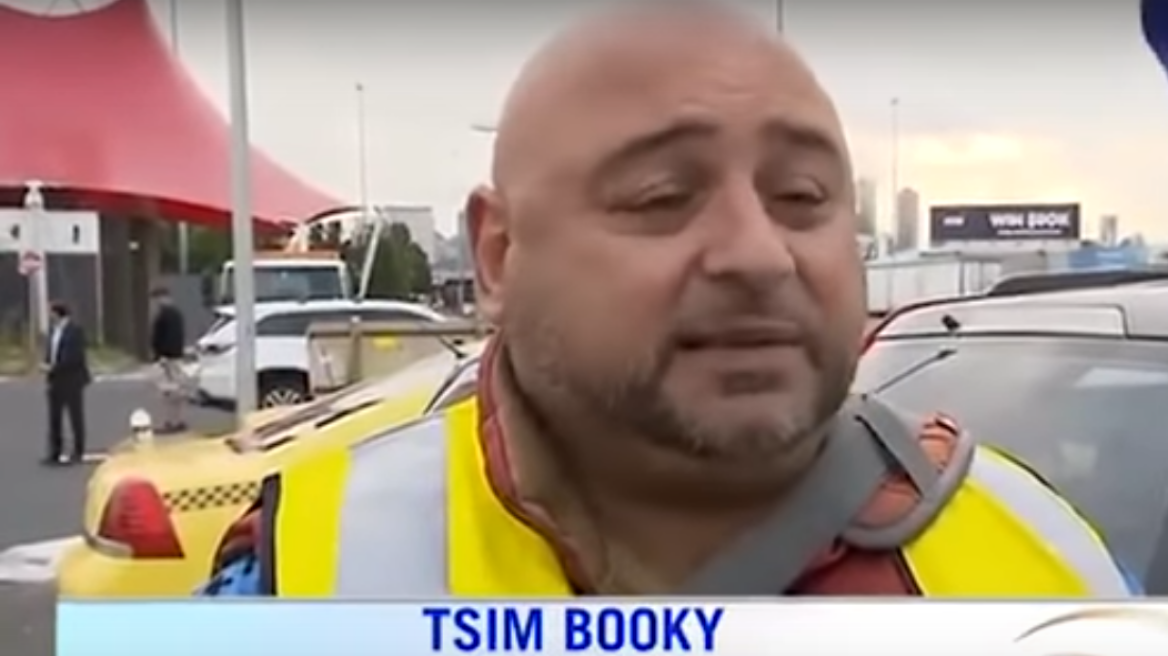 Βίντεο: Ομογενής ταξιτζής δίνει όνομα... «Tsim Booky» κατά τη διάρκεια συνέντευξης!