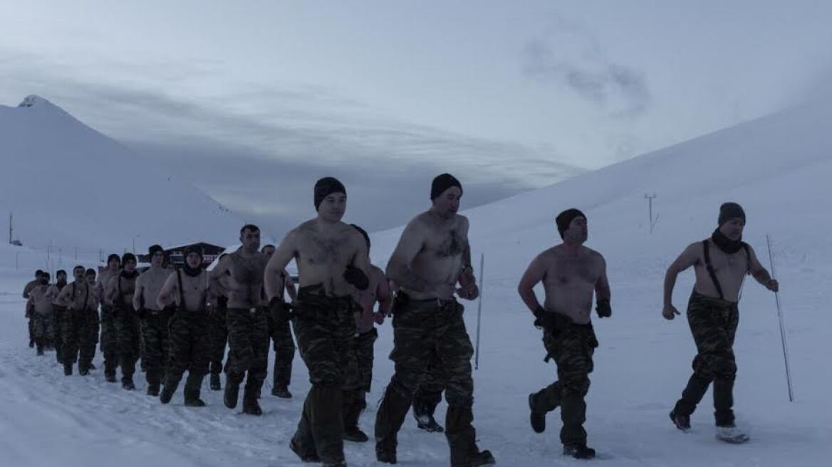 Φωτογραφίες: Γυμνοί στα χιόνια οι Έλληνες κομάντο 