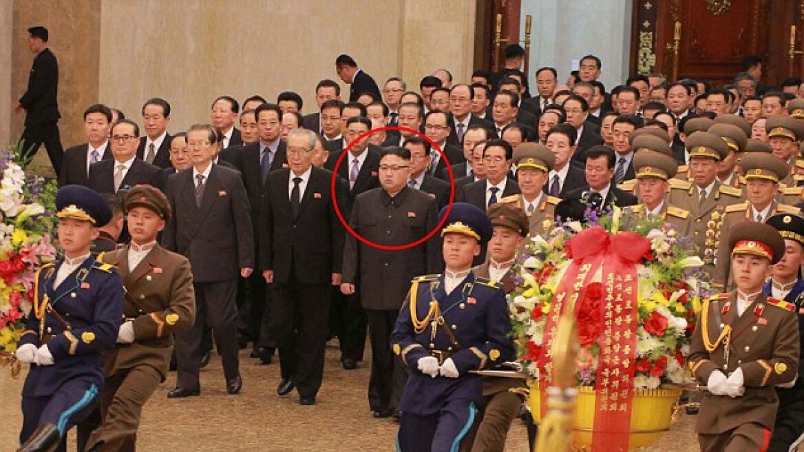 Η πρώτη δημόσια εμφάνιση του Κιμ Γιονγκ Ουν μετά την δολοφονία του ετεροθαλούς αδελφού του