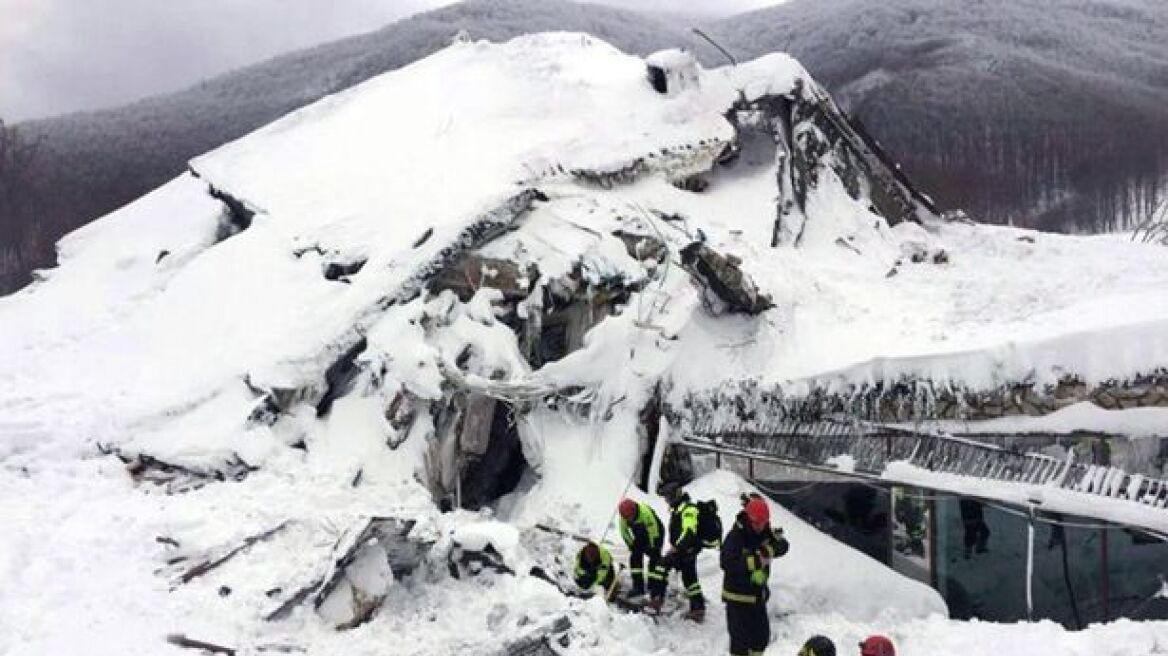 Βίντεο από drone δείχνει τα ερείπια του ξενοδοχείου στην Ιταλία που καταπλάκωσε η χιονοστιβάδα