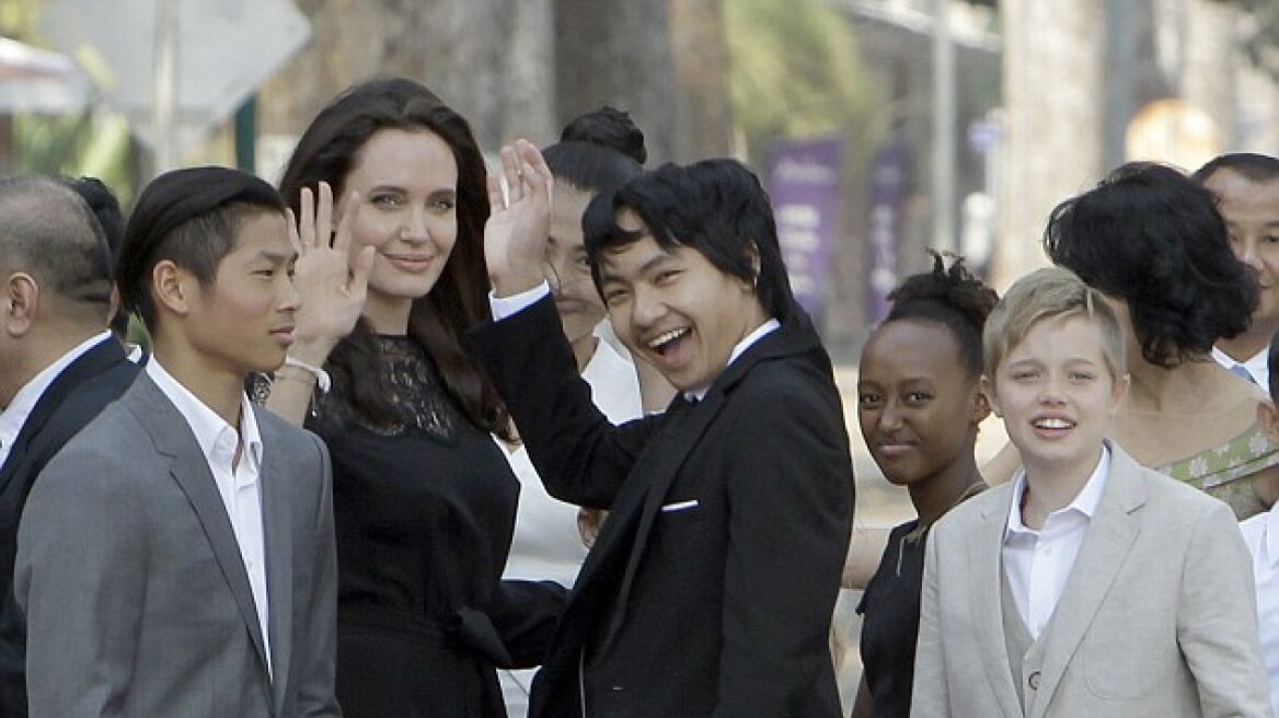 Στην Καμπότζη και με τα έξι της παιδιά στο πλευρό της η πρώτη δημόσια εμφάνιση της Angelina Jolie!