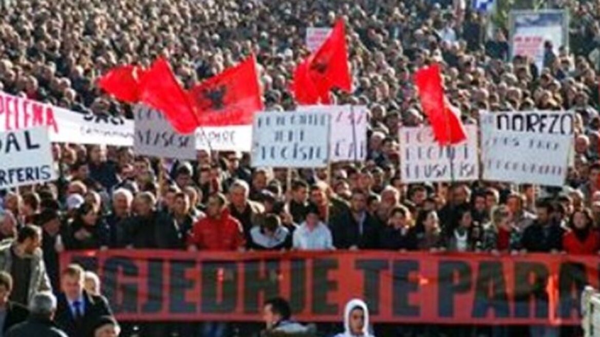 Αλβανία: Μεγάλη διαδήλωση της αντιπολίτευσης στα Τίρανα 