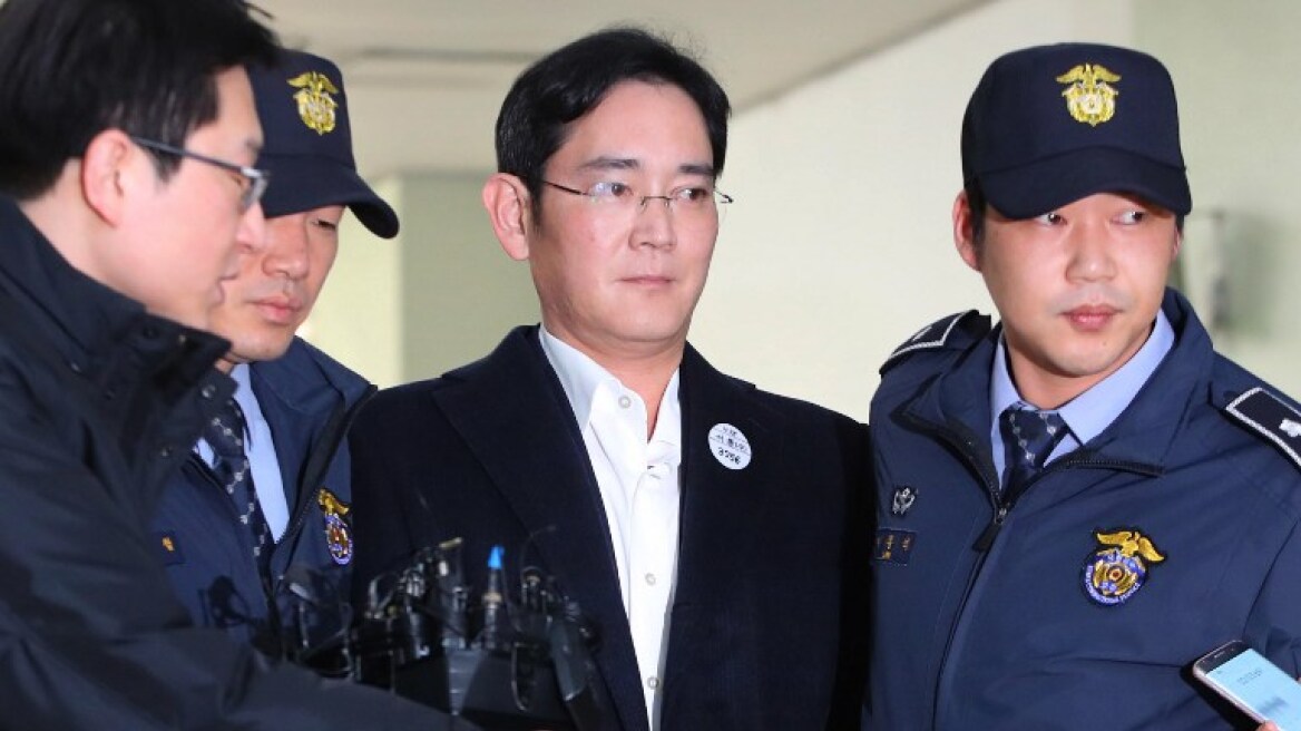 Νότια Κορέα: Δεμένος με λευκό σχοινί οδηγήθηκε στον ανακριτή ο επικεφαλης της Samsung