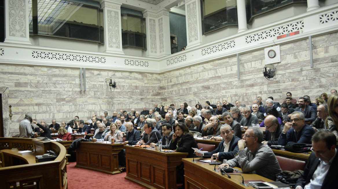 «Για το καλό της χώρας»: Πώς οι βουλευτές του ΣΥΡΙΖΑ προετοιμάζουν για νέα μέτρα