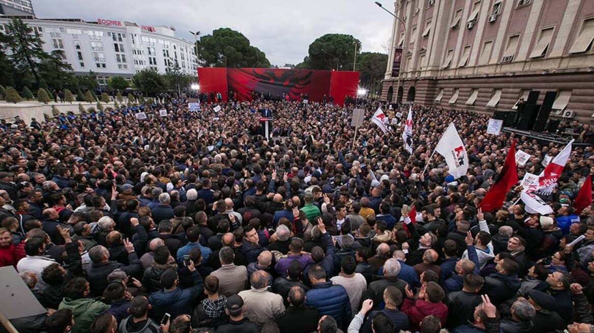 Βίντεο: Μαζικές διαδηλώσεις στην Αλβανία για την παραίτηση του Έντι Ράμα