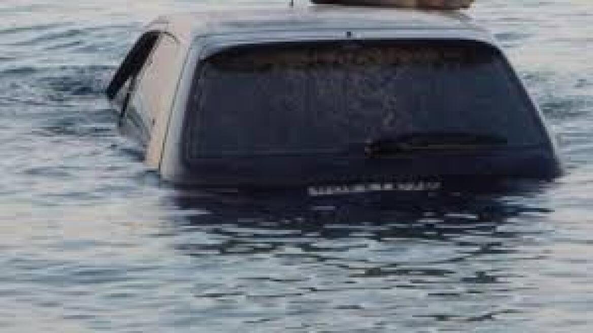Αυτοκίνητο με δύο άτομα έπεσε στη θάλασσα στο Αλεποχώρι
