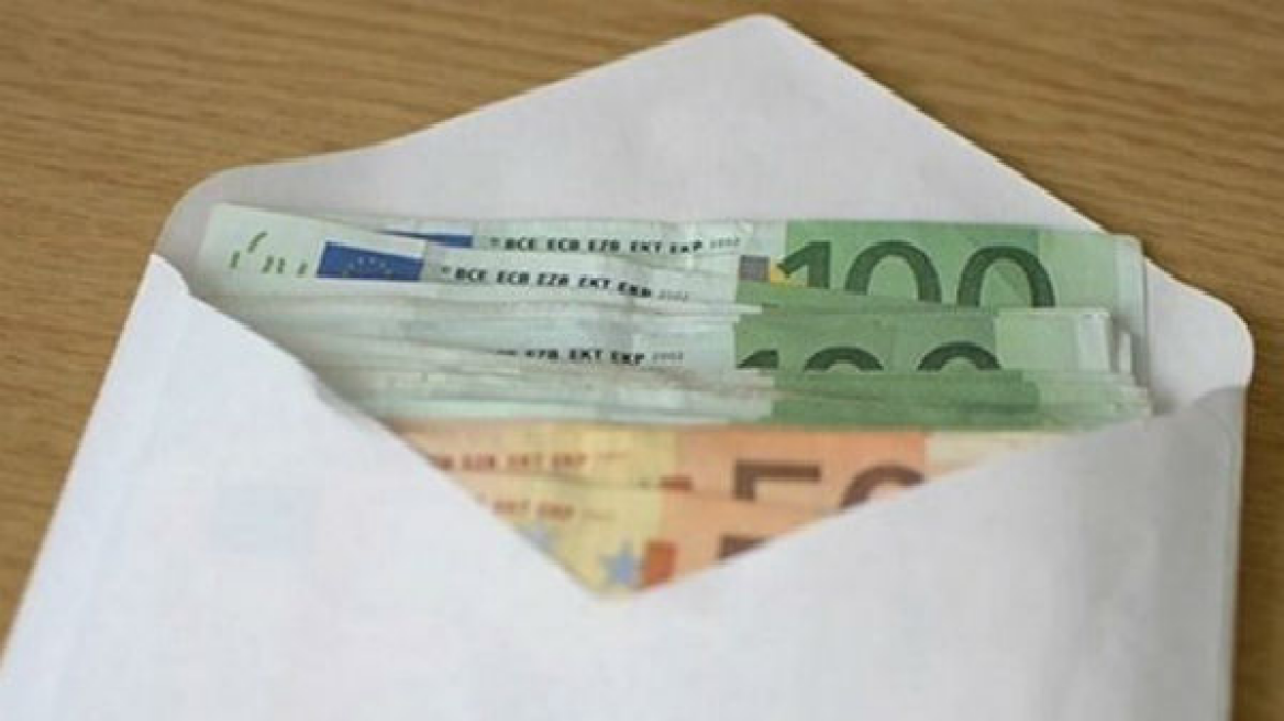Καλαμάτα: Γυναίκα βρήκε φάκελο με χρήματα και τον παρέδωσε