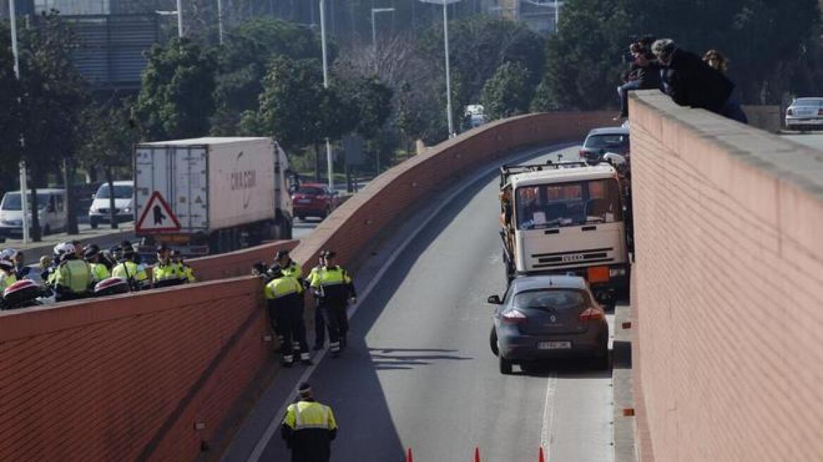 Βίντεο από Βαρκελώνη: Συνελήφθη οδηγός φορτηγού με φιάλες βουτανίου μετά από «τρελή» πορεία