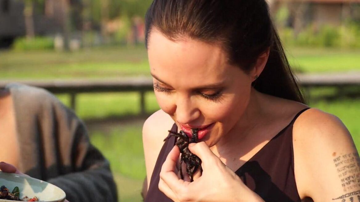 Angelina Jolie and the family eat bugs in Cambodia (UGLY VIDEO)