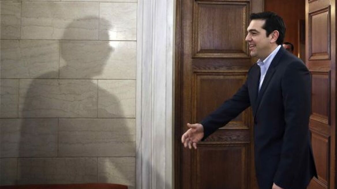 Le Monde: «Η ατέρμονη σαπουνόπερα της ελληνικής κρίσης δεν επιλύθηκε στο Eurogroup»  