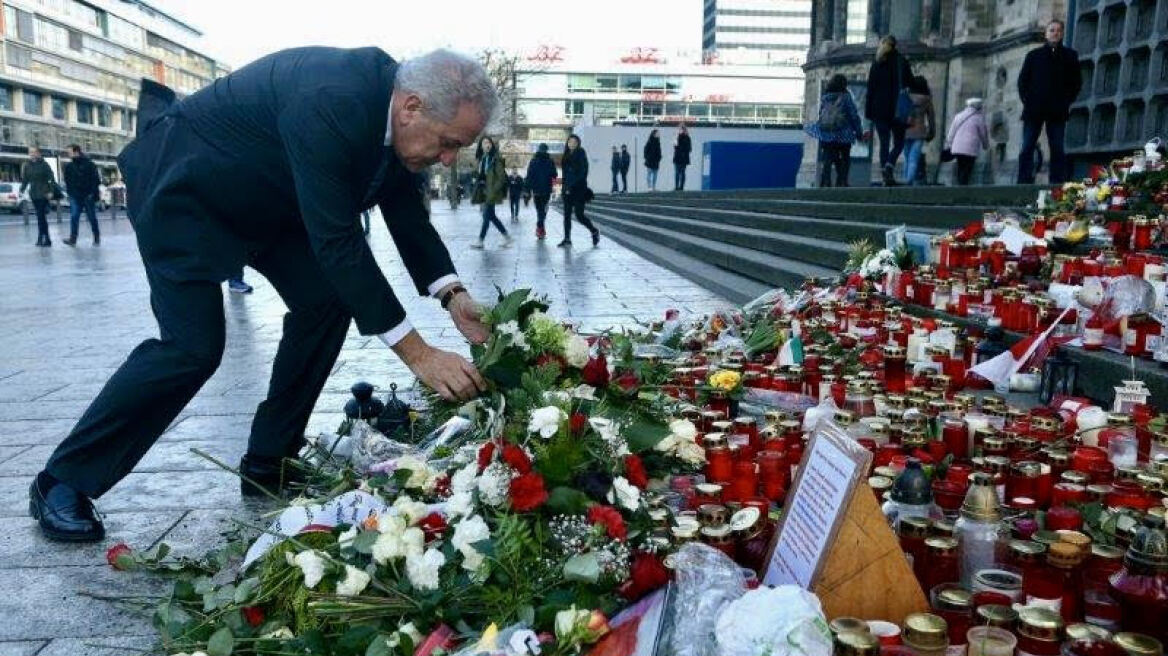 Ο Αβραμόπουλος αποτίει φόρο τιμής στα θύματα της τρομοκρατίας