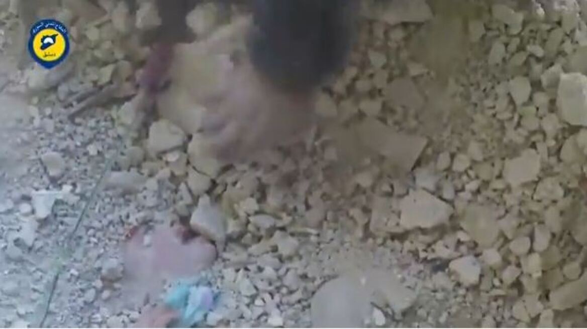 Συγκλονιστικό βίντεο: Έβγαλαν ζωντανό κοριτσάκι που είχε θαφτεί στα ερείπια στο Χαλέπι