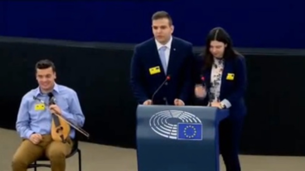 Βίντεο: Κρητικός μαθητής μαγεύει με τη λύρα του το Ευρωκοινοβούλιο