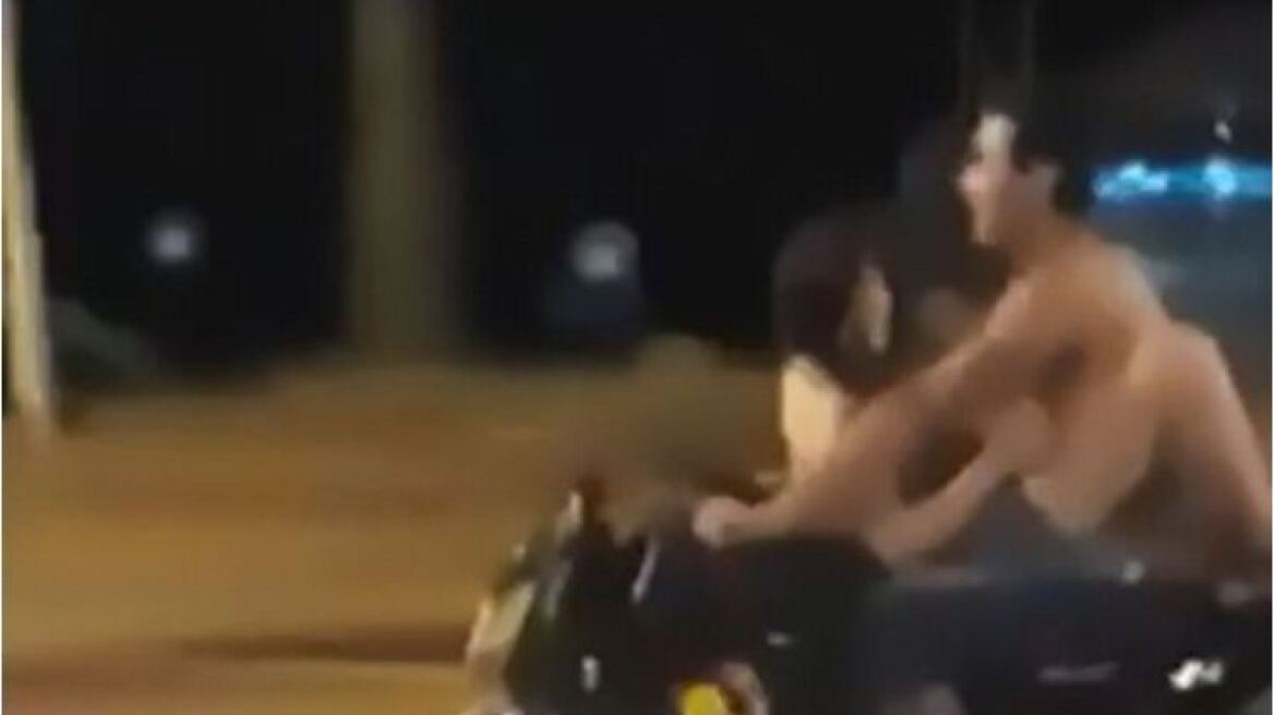 Βίντεο: Ημίγυμνο ζευγάρι κάνει σεξ πάνω σε μοτοσικλέτα εν κινήσει