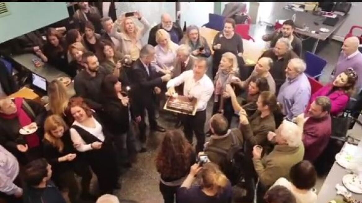 Βίντεο: Γιορτή-έκπληξη ετοίμασαν συνεργάτες του Σταύρου Θεοδωράκη για τα γενέθλιά του
