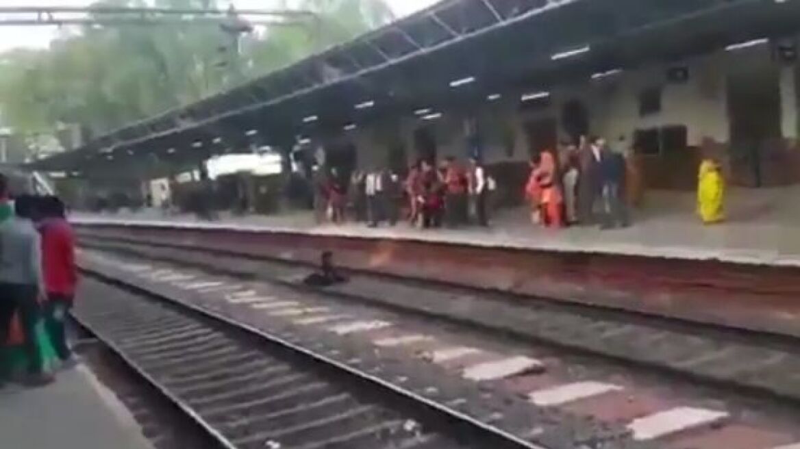 Απίστευτο βίντεο: Το τρένο πέρασε από πάνω της και εκείνη σώθηκε! 