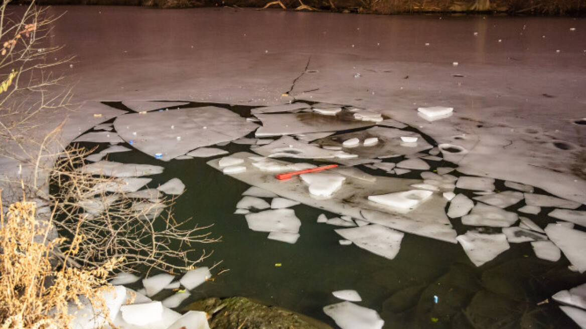 Έφηβοι έπεσαν στην παγωμένη λίμνη του Σέντραλ Παρκ για χάρη μιας σέλφι