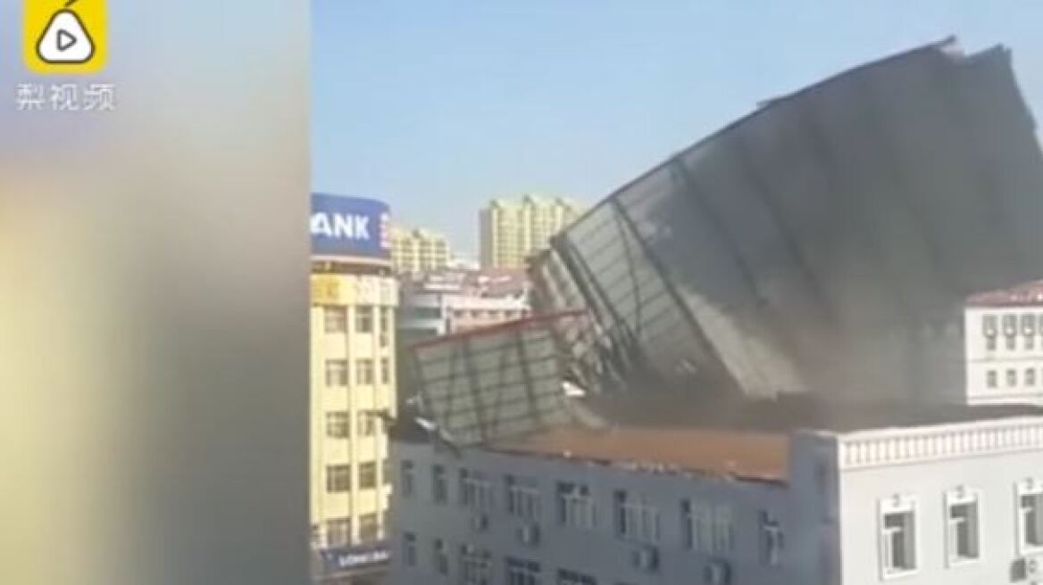 Τρομακτικό: Ο άνεμος ξηλώνει ολόκληρη την οροφή κτηρίου στην Κίνα