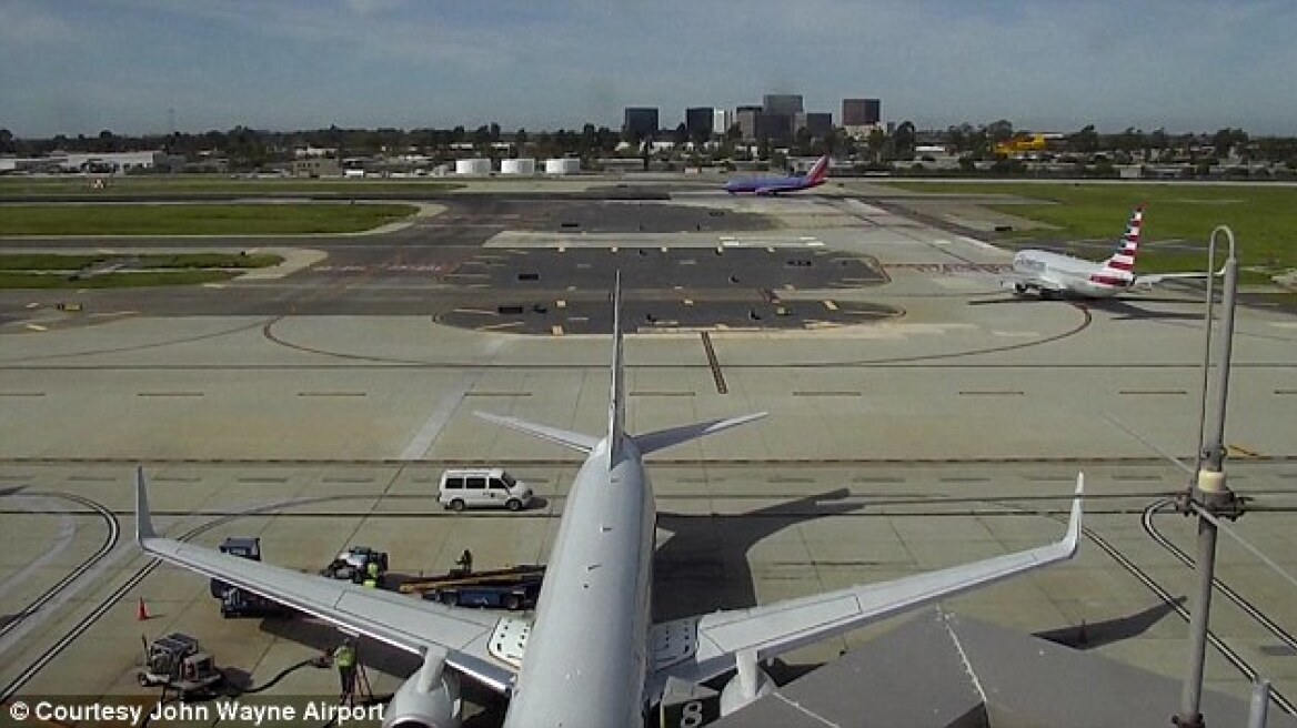 Βίντεο: Το αεροπλάνο του Χάρισον Φορντ περνά «ξυστά» από γεμάτο επιβάτες boeing!
