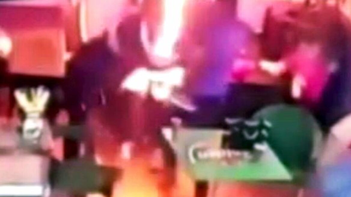 Βίντεο-σοκ: Χτυπάει και βάζει φωτιά στην εν διαστάσει σύζυγό του μπροστά στα δύο παιδιά τους