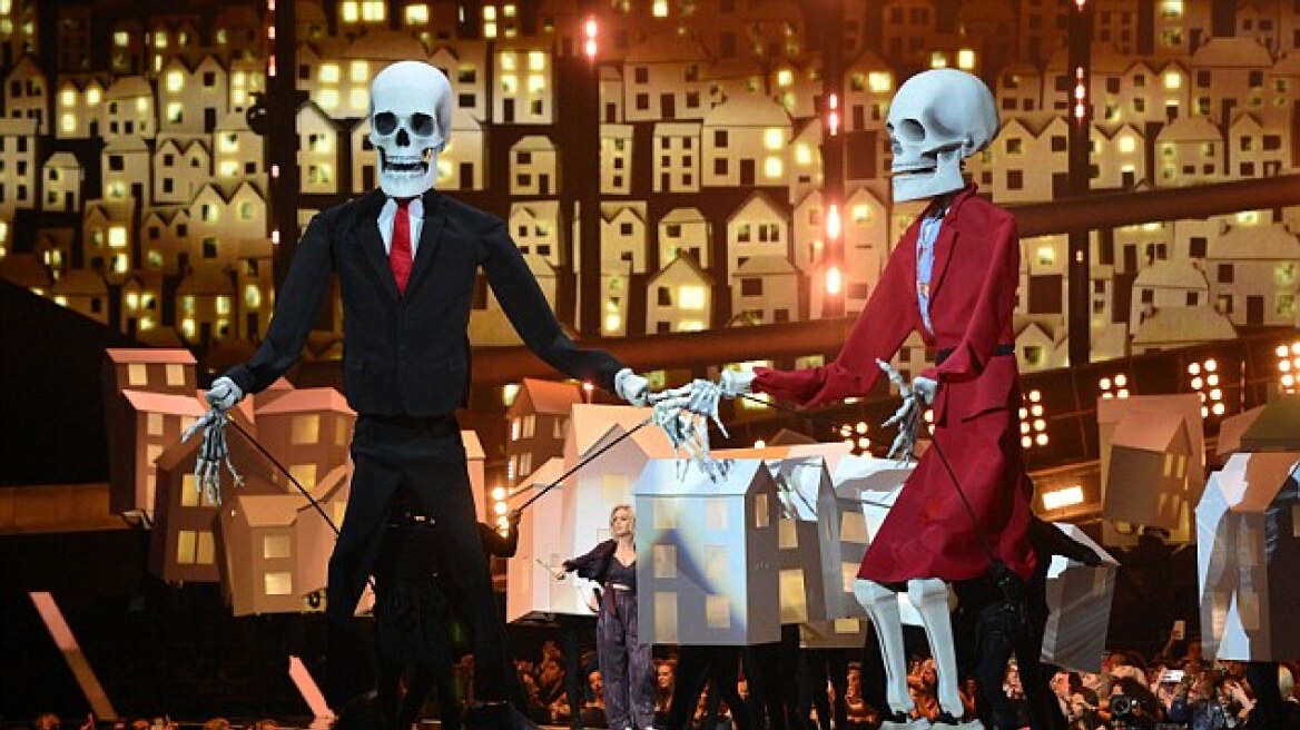 Η Κέιτ Πέρι στη σκηνή με τους... «σκελετούς» Ντόναλντ Τραμπ και Τερέζα Μέι