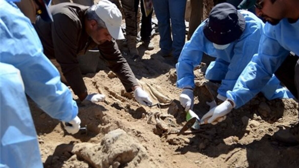 Μακάβρια ανακάλυψη στη Συρία: Βρέθηκαν 130 πτώματα σε ομαδικούς τάφους 